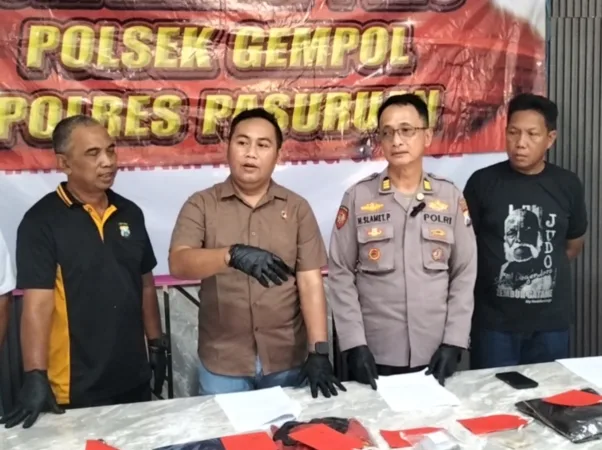 Waka Polsek Gempol Pimpin Konferensi Pers pencurian emas (BM)