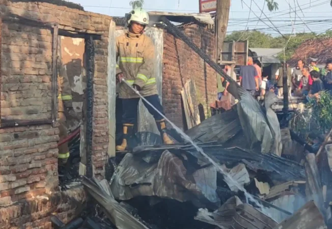 Petugas Damkar saat jinakkan Si Jago Merah (BM)