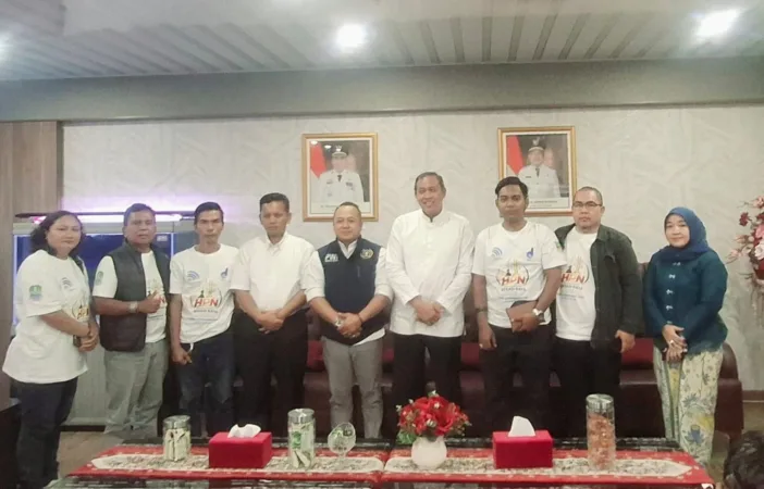 Wali Kota Bekasi dan PWI Bekasi Raya foto bersama di Gedung Wali Kota (Suryo)