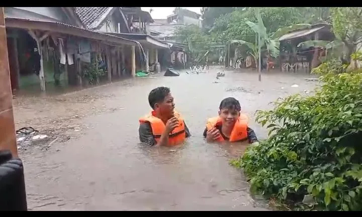 Banjir setinggi hingga dua meter merendam permukiman warga di RW 01 RT 01, Gang Madrasah, Kelurahan Cikaret, Kecamatan Bogor Selatan, Senin (4/5/2026).