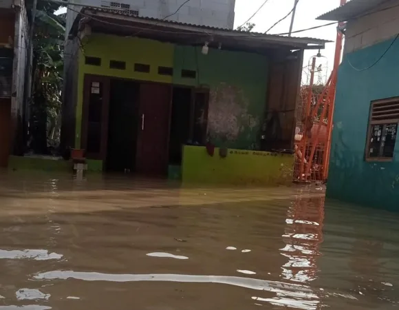 Luapan Kali merendam sejumlah wilayah di Kota Bekasi dengan ketinggian air hingga 150 sentimeter, pada Selasa (5/5/2026) pukul 01.00 WIB.