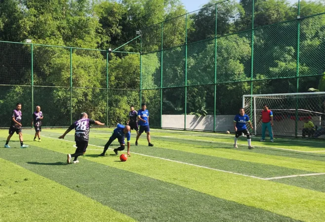 Suasana pertandingan KPU VS PWI Pasuruan di Lapangan Mini Soccer (BM)