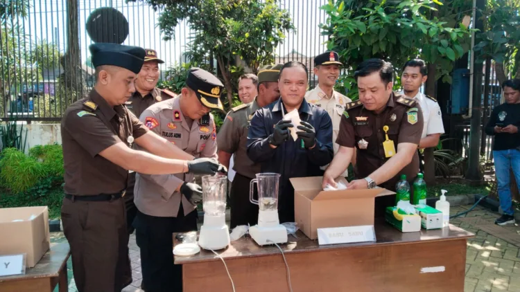 Suasana Kejari Bangil Pasuruan bersama tamu undangan musnahkan BB (BM)