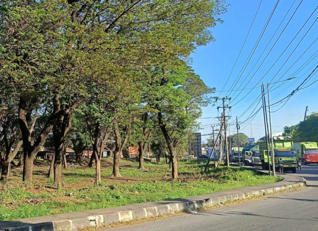 Suasana Beberapa kendaraan roda empat lebih terparkir di Bunderan Apollo Gempol (BM)