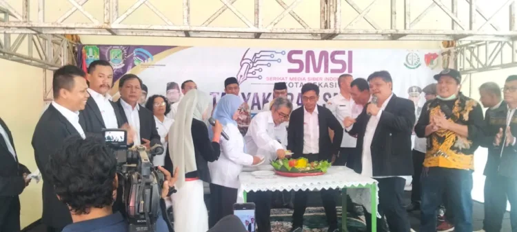 Suasana kemeriahan pemotongan tumpeng dalam agenda tasyakuran dan aksi sosial SMSI (Suryo)