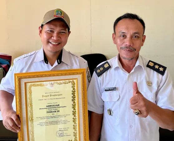 Staf Seksi Kesejahteraan Sosial Kelurahan Jatimakmur, Amrullah, mendapatkan penghargaan Petugas Terbaik ke 3 tingkat Kota Bekasi dalam pencapaian pra pendataan terbanyak periode Januari-April 2026 Tahun.