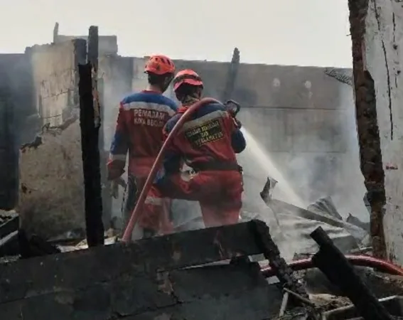 Kebakaran melanda kawasan permukiman di Jalan Irigasi Gempol RT 03 RW 07, Kelurahan Medan Satria, Kecamatan Medan Satria, Kota Bekasi, pada Jumat (15/5/2026) pagi.