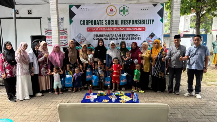 Fectory Mnager PT TFJ foto bersama warga usai memberikan materi stanting (BM)