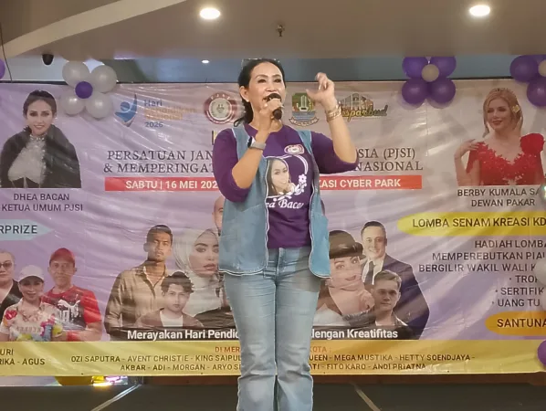 Hari Ulang Tahun (HUT) ke-3 Persatuan Janda Seluruh Indonesia (PJSI) yang dirangkaikan dengan peringatan Hari Pendidikan Nasional (Hardiknas) 2026 berlangsung meriah di pusat perbelanjaan Bekasi Cyber Park, Kota Bekasi, Minggu (17/5/2026).