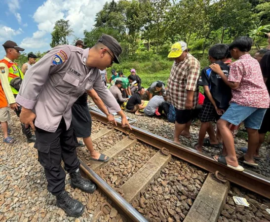 Polisi saat olah TKP dan evakuasi korban (hms)