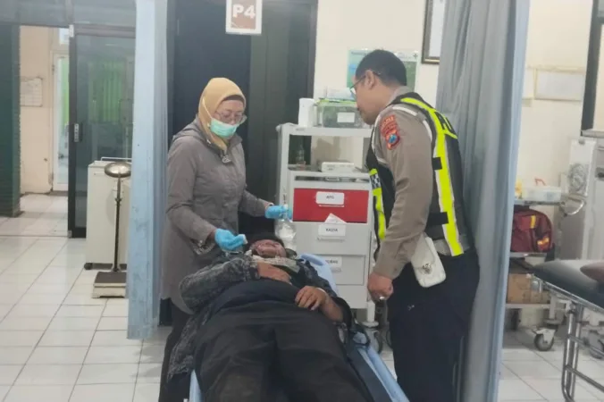 Polisi saat membawa korban laka di Bromo (hms)