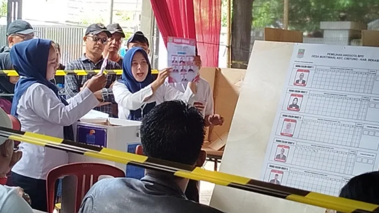 Suasana perhitungan suara BPD Desa Muktiwari, Cibitung (Frm)
