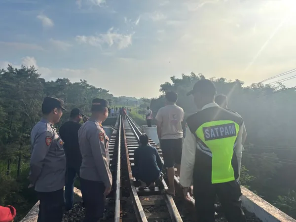Polisi lakukan olah TKP pemuda di tabrak kereta api di Purwodadi (hms)