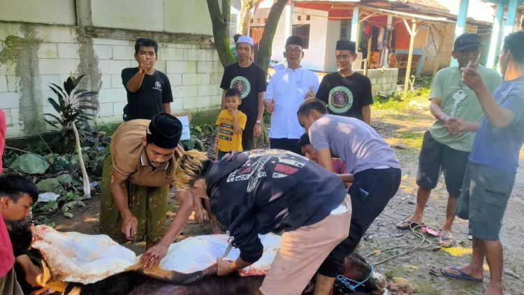 Lurah Ciketing Udik saat memantau proses pemotongan hewan kurban (bung Suryo)