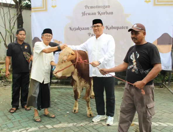 Kajari Pasuruan Rustandi Gustawirya serahkan hewan kurban (ist)