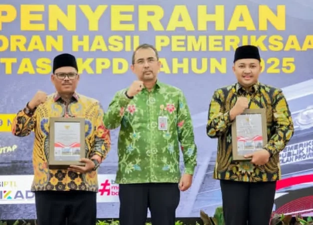 Bupati Pasuruan didampingi Ketua DPRD saat terima WTP ke 13 kali (Kominfo)