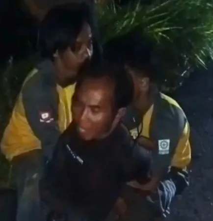 Warga saat menangkap pencuri kabel di Gudang Kota Pasuruan (ist)