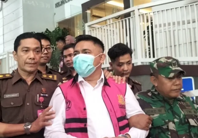 Tersangka inisial R dikeler ke mobil tahanan (BM)