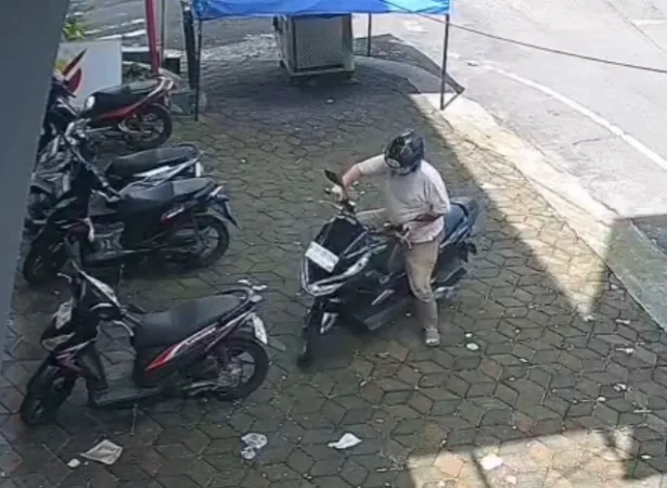 Terduga pelaku saat membawa kabur motor korban (ist)