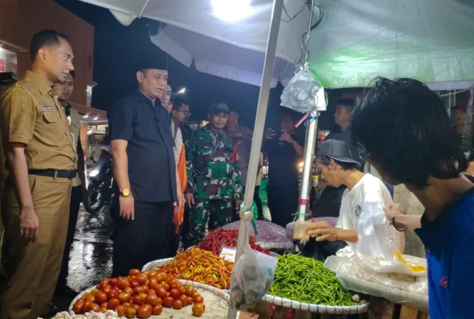 Dikeluhkan Masyarakat, Plt Bupati Bekasi Sidak Pasar Tumpah SGC