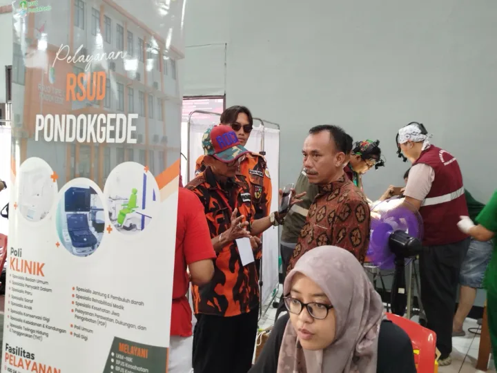 Lurah Jatimakmur Apresiasi Khitan Massal Ceria Pemuda Pancasila: Dari Aksi Sosial Jadi Harapan Warga 2 Lurah Jatimakmur tinjau Khitanan Massal Ceria (Frm)
