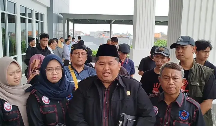 87 Keluarga di Kali Baru Lawan Eksekusi Tanah, Dugaan Cacat Dokumen hingga Mafia Tanah Mencuat 2 Kuasa Hukum 87 KK warga Kelurahan Kali Baru memberikan keterangan (Frm)