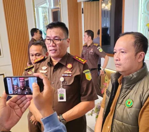 Kajari Kabupaten Pasuruan didampingi Kasi Intel saat memberikan keterangan rilis ke awak media (BM)