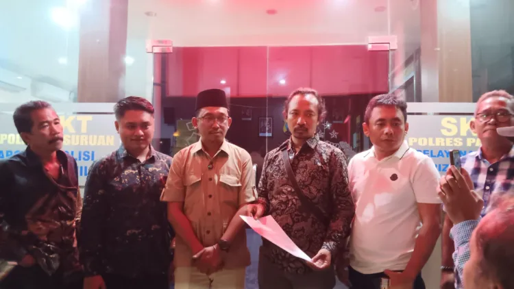 Sejumlah Kader Gerindra bersama Kuasa Hukum usai melaporkan akun Facebook di Mapolres Pasuruan (ist)