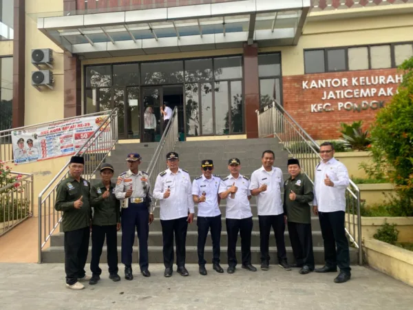 Pemerintah Kecamatan Pondok Gede menggelar apel gabungan yang melibatkan unsur pemerintahan dan lembaga kemasyarakatan di halaman Kantor Kelurahan Jaticempaka, Kecamatan Pondok Gede, Kota Bekasi, Selasa (3/6/2026).