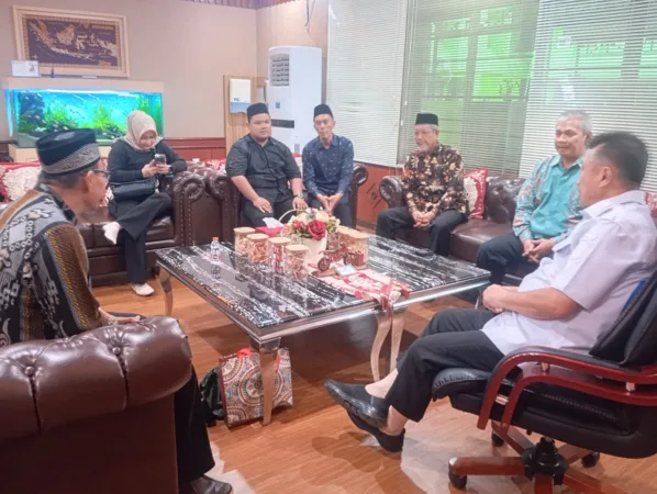 Dewan Kemakmuran Masjid (DKM) Almisbah Jemaat Muslim Ahmadiyah Kota Bekasi melakukan kunjungan silaturahmi ke Pelaksana Harian (Plh) Wali Kota Bekasi, Abdul Harris Bobihoe, di Kantor Pemerintah Kota Bekasi, Rabu (3/6/2026).