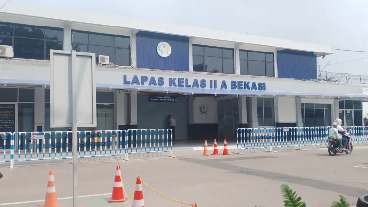 Lembaga Pemasyarakatan (Lapas) Kelas IIA Bekasi saat ini menampung sekitar 1.400 warga binaan.