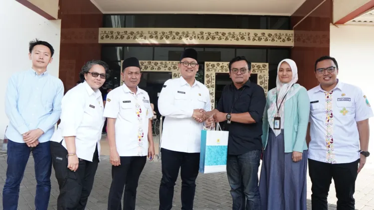 PLN Pasuruan foto bersama dengan Management RSUD Soedarsono Kota Pasuruan. (BM)