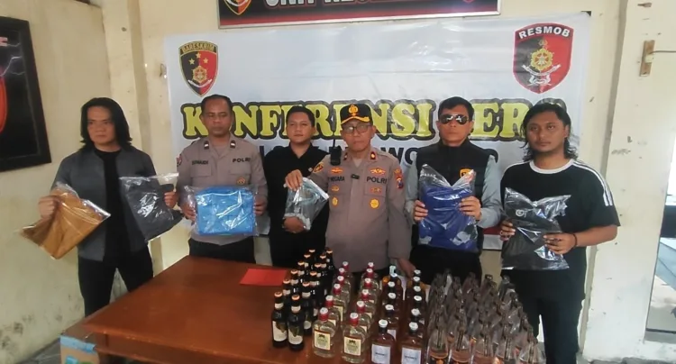 Kapolsek Purworejo, bersama Kanit Reskrim dan jajaran tunjukkan barang bukti hasil kejahatan (BM)
