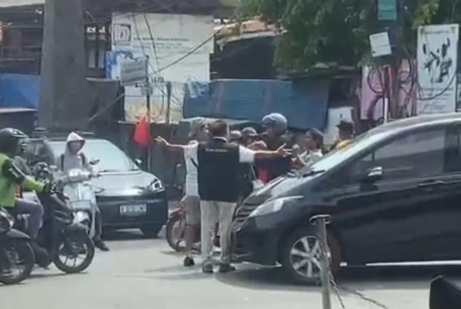 Kemacetan yang kerap terjadi di Simpang Tiga Apotek Argia, Jalan Caman Raya, perbatasan Kelurahan Jatibening dan Kelurahan Jatibening Baru, Kecamatan Pondokgede, terus menjadi perhatian masyarakat.
