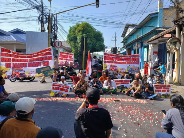 Ratusan warga saat gelar doa bersama dan tutup jalan (BM)