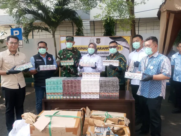 Kejaksaan Negeri (Kejari) Kota Bekasi melaksanakan pemusnahan barang bukti dari 164 perkara yang telah berkekuatan hukum tetap (inkracht), Kamis (18/6/2026).