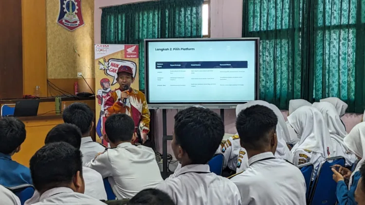 CEO Kabarpas saat memberikan materi ke Pelajar SMK / SMA (BM)