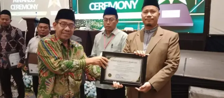 Wakil Rektor III Bidang Kemahasiswaan saat terima penghargaan (hms dalwa)