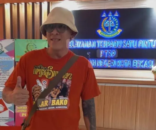 Aktivis sosial, dan pemerhati kebijakan publik, Frits Saikat, menyoroti pemberian dana hibah APBD Kota Bekasi sebesar Rp4,5 miliar kepada Kejaksaan Negeri (Kejari) Kota Bekasi.