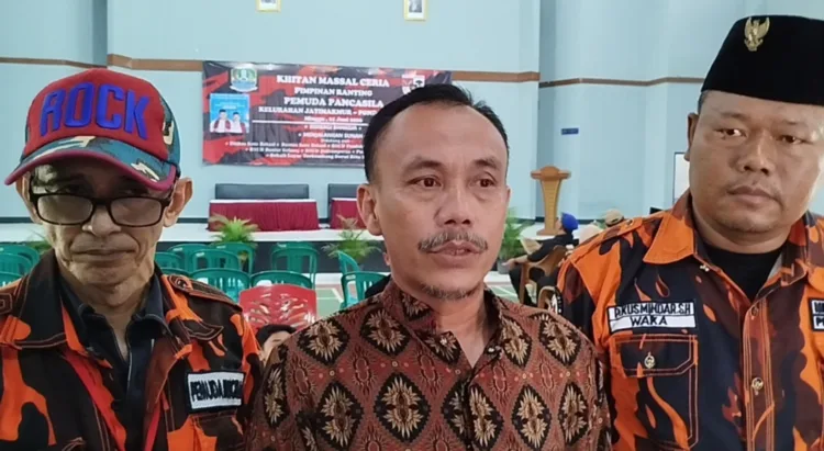 Zaenal Arifin Setyawan, Lurah Jatimakmur (Tengah memakai kemeja batik) (Frm)