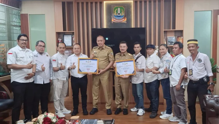 Panitia HPN Bekasi Raya serahkan piagam penghargaan ke Wali Kota Bekasi (Suryo)