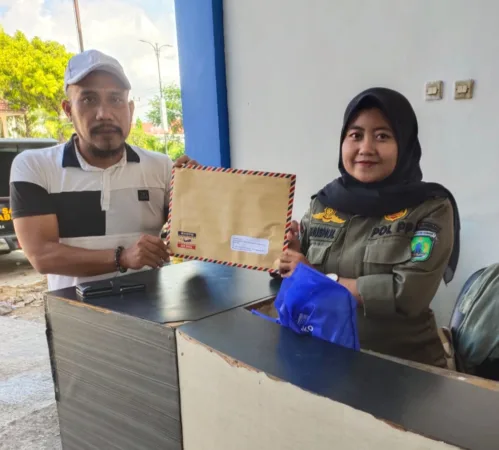 Ima Rusdian Ketua LSM Cakra Berdaulat serahkan berkas laporan ke Satpol PP (BM)