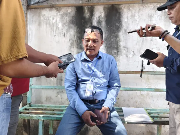 Kuasa Hukum Kepala Desa Randupitu Nofi saat memberikan keterangan pers (BM)