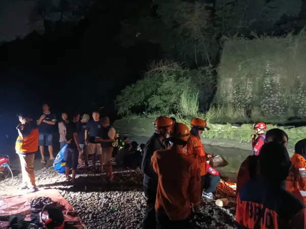 Petugas, relawan dn warga saat mencari korban tenggelam (BM)