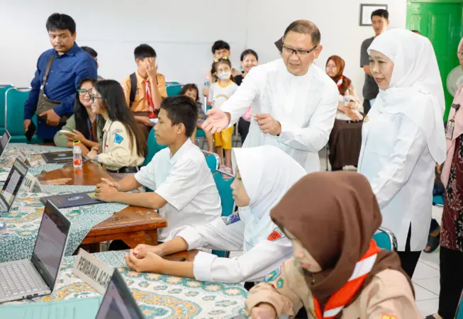 Gubernur Jatim Khofifah Indar Parawansa Tinju SPMB (ist)