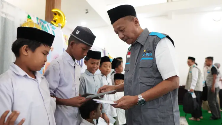 Manager PLN UP3 Pasuruan Agus Susanto saat berikan santunan untuk anak yatim (BM)