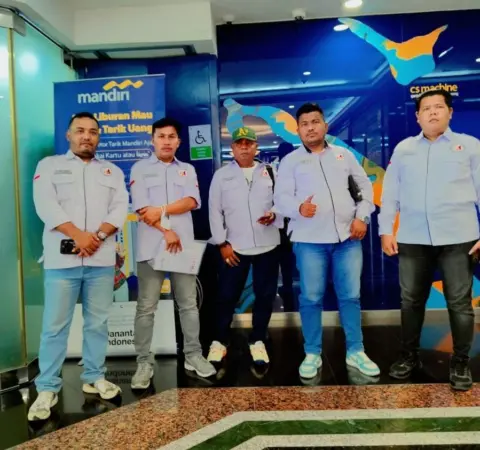Ketua DPD LPKSM Patroli bersama anggota foto di depan bank (Frm)