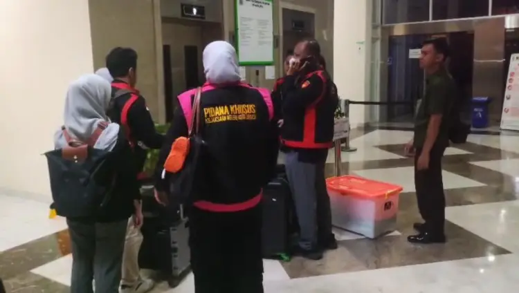 Tim penyidik dari Seksi Pidsus saat membawa tiga koper dan box kontainer (Frm)