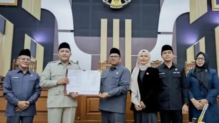 Bupati Pasuruan bersama Ketua dan Wakil Ketua DPRD Kabupaten Pasuruan menunjukkan Raperda APBD Tahun Anggaran 2025 (ist)