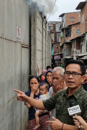Ilustrasi Ketua Aing Tinjau Pabrik Pengolahan Plastik (AI)